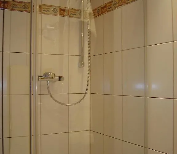 瓦尔德多夫潘森酒店 2*